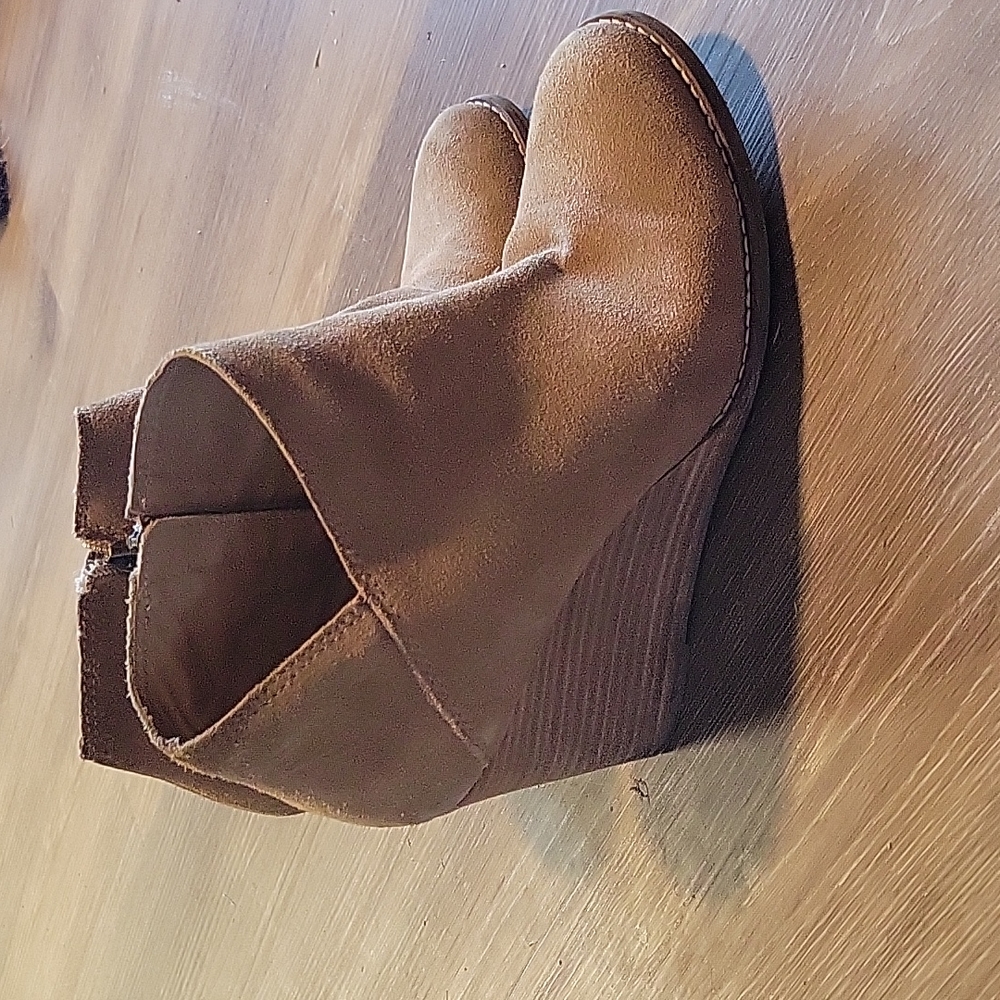 Lucky brand yakeena suede cut out wedge bootie womens size 8